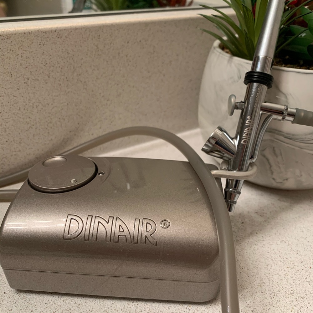 Dinair Airbrush Makeup Kit.